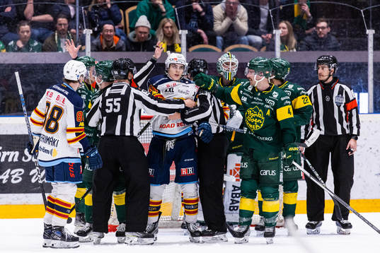Djurgårdens Liam Öhgren och Björklövens Maxime Fortier