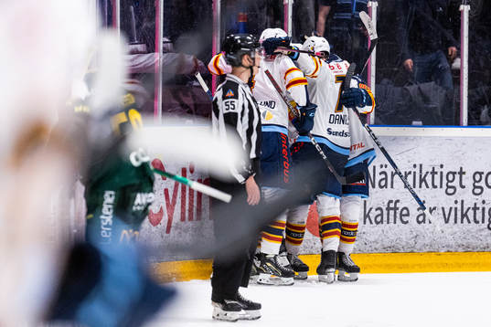 Djurgårdens Liam Öhgren jublar med lagkamrater