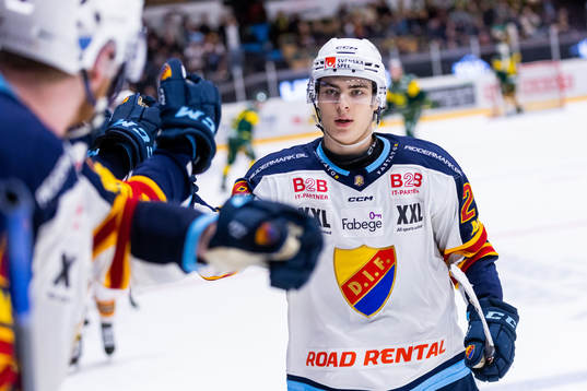 Djurgårdens Liam Öhgren blir grattad