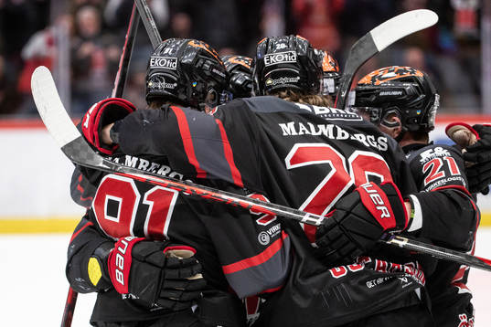 Örebros Filip Berglund jublar med lagkamrater