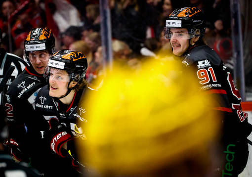 Örebros Milton Oscarson och Leo Carlsson jublar vid 2-0