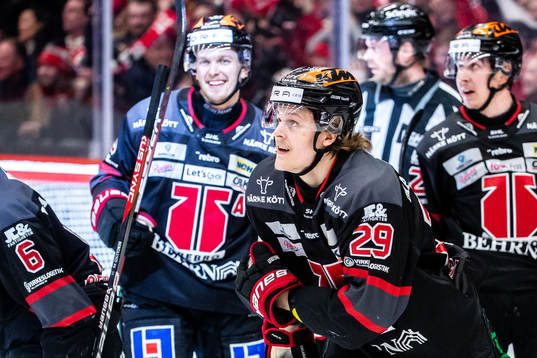 Örebros Milton Oscarson jublar