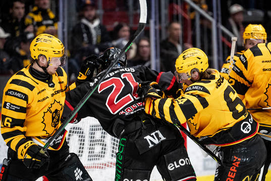 Örebros Linus Öberg mot Skellefteås Måns Forsfjäll och