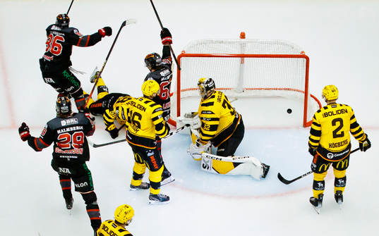 Örebros Mathias Bromé gör 3-2 på Skellefteås målvakt