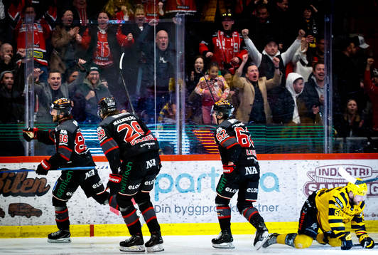 Örebros Mathias Bromé jublar med Milton Oscarson och