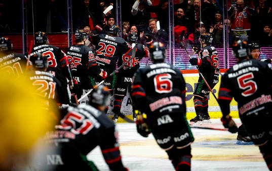 Örebros Mathias Bromé jublar med Milton Oscarson och