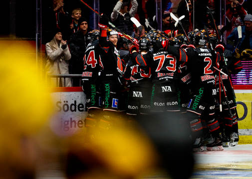 Örebros Mathias Bromé jublar med Milton Oscarson och