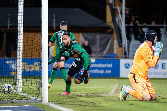 Varbergs Ömur Pektas jublar efter 2-1 bakom Mjällbys målvakt Noel Törnqvist