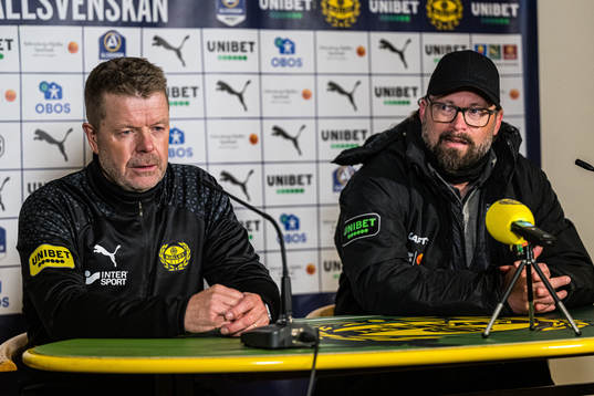 Mjällbys tränare Anders Torstensson och Varbergs huvudtränare Joakim Persson 