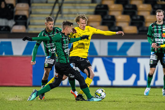 Mjällbys Alexander Johansson och Varbergs Yassine El Ouatki