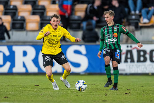 Mjällbys Noah Persson och Varbergs Oliver Silverholt