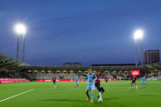 AFC Eskilstunas Anton Ekeroth och Örgrytes Mubaarak Nuh