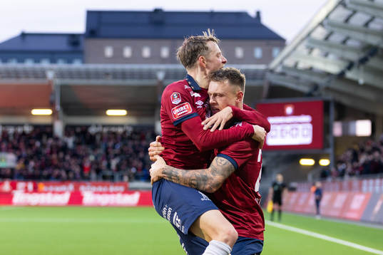 Örgrytes Marcus Haglind Sangre jublar ihop med Viktor