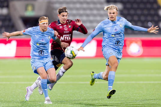 AFC Eskilstunas Jesper Modig och Mattis Adolfsson i kamp om bollen med Örgrytes Noah Christoffersson
