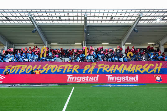 Örgrytes klack med ett Tifo innan fotbollsmatchen i Superettan mellan Örgryte och AFC Eskilstuna den 3 april 2023 i Göteborg. 