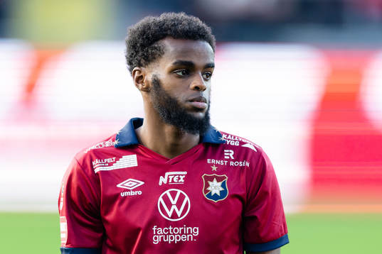 Örgrytes Mubaarak Nuh på line up innan fotbollsmatchen i