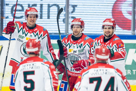 Frölundas Ryan Lasch jublar med lagkamrater