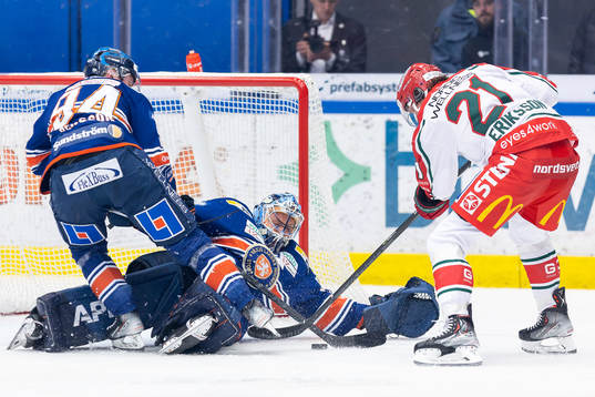 Frölundas Loui Eriksson oroar framför Växjös målvakt