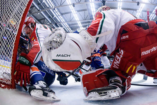 Frölundas Loui Eriksson och målvakt Lars Johansson