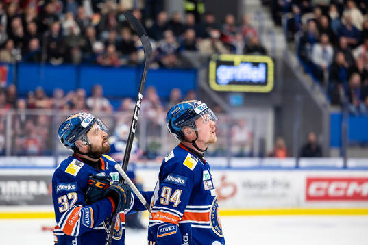 Växjös Lukas Bengtsson och Joel Persson tittar på