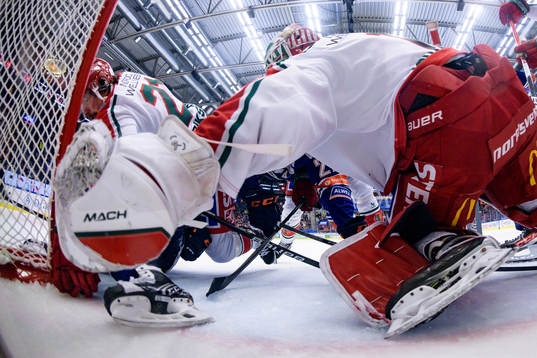 Frölundas Loui Eriksson och målvakt Lars Johansson