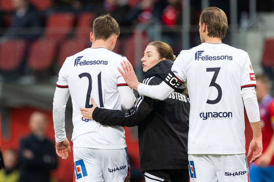 Östers Runar Thor Sigurgeirsson leds av planen