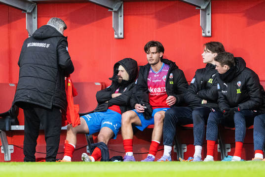 Helsingborgs Frederik Holst och Wilhelm Loeper på bänken