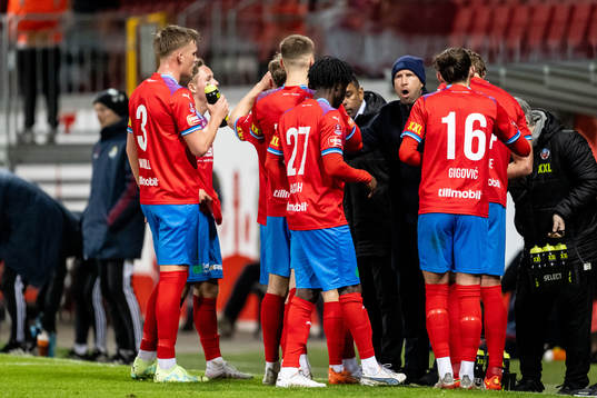 Helsingborgs tränare Mattias Lindström har genomgång