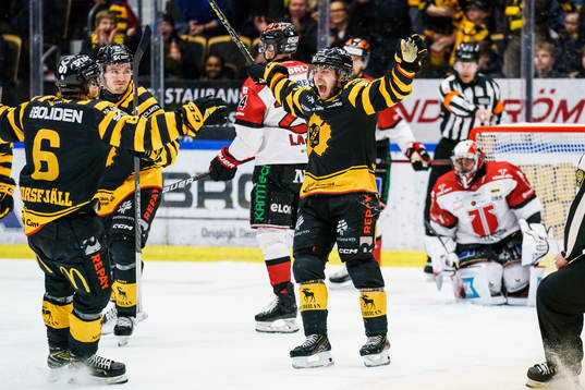 Skellefteås Andreas Wingerli och Måns Forsfjäll jublar
