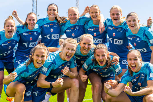  goalkeeper Aurora Mikalsen, Marit Bratberg Lund, Ingrid Syrstad Engen, Frida Maanum, Caroline Graham Hansen, Mathilde Harviken and Maren Mjelde. Front left: Emilie Bosshard Haavi, Ada Hegerberg, Amalie Eikeland, Tuva Hansen and Guro Reiten.