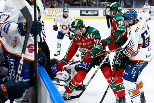 Frölundas Andreas Borgman tacklar Växjös Dan Sexton