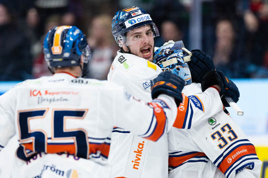 Växjös Hardy Häman Aktell och målvakt Emil Larmi jublar