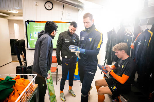 Torns IFs tränare Nima Mahoutchian, Granit Stagova och målvakt Oliver Lindstedt i omklädningsrummet