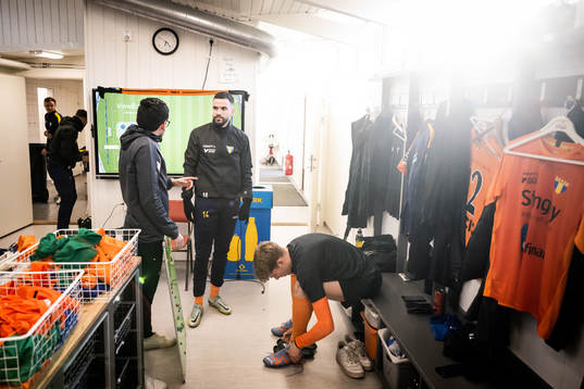 Torns IFs tränare Nima Mahoutchian och Granit Stagova i omklädningsrummet