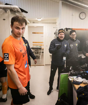 Torns IFs Ossian Hallberg och tränare Richard Ringhov i omklädningsrummet
