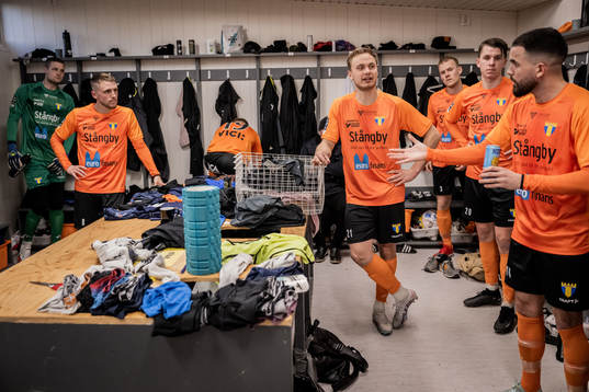Torns IFs målvakt Oliver Lindstedt, Hampus Ferhm, Ossian Hallberg, Adam Olofsson, Ludvig Bergman och Granit Stagova i omklädningsrummet vid halvtid