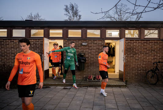 Torns IFs Alex Sjöholm, Emil Persson, målvakt Oliver Lindstedt och Hampus Ferhm inför andra halvlek