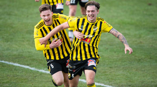 IFK Hässleholms Axel Winberg har gjort 3-1 (och även 1-1) och grattas