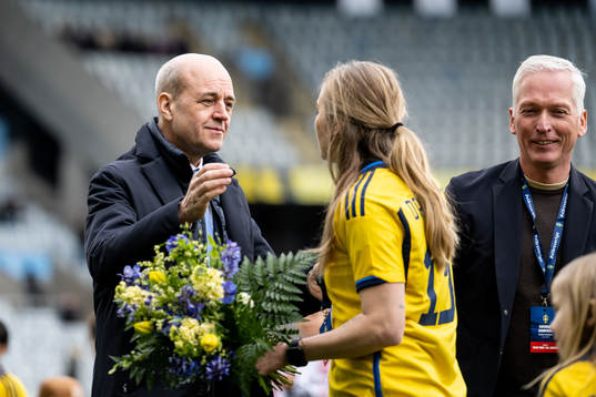 Fredrik Reinfeldt, president and Håkan Sjöstrand, general secretary of the Swedish Football Association with Lisa Dahlkvist ahead of the women's international friendly football match between Sweden and Denmark on April 7, 2023 in Malmö. 