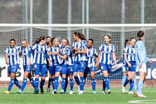 IFK Göteborgs Isabella Svanström jublar med lagkamrater efter sitt 1-0 mål