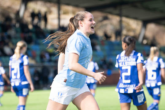 Malmö FFs Linnea Svensson jublar efter 1-2