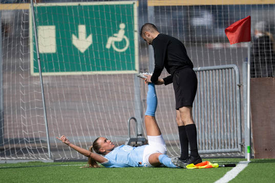 Malmö FFs Elin Björklund får hjälp med kramp av Linjedomare Almir Mehmedagic