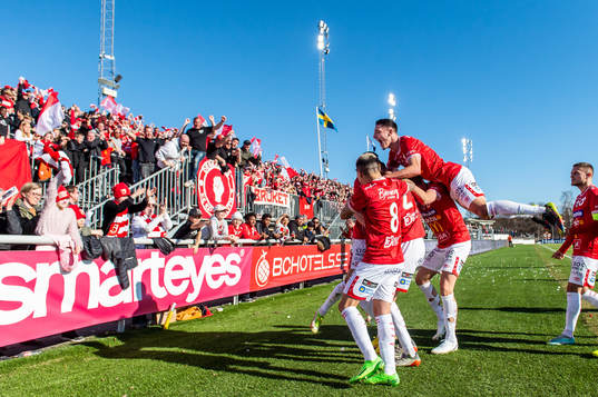 Degerfors spelare jublar