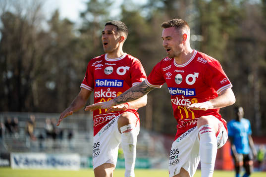 Degerfors Elyas Bouzaiene och Rasmus Örqvist jublar