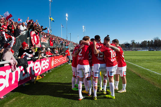 Degerfors spelare jublar