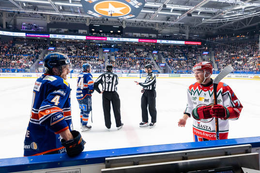 Växjös Keegan Lowe pratar med Frölundas Andreas Borgman