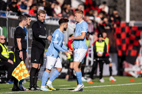 Malmö FFs Moustafa Zeidan och Hugo Larsson byter