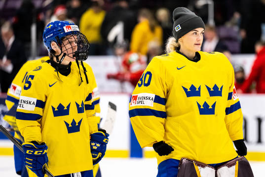Lisa Johansson and goaltender Emma Söderberg of Sweden