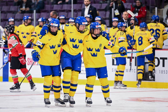 Maja Nylén-Persson and Anna Kjellbin helps Paula