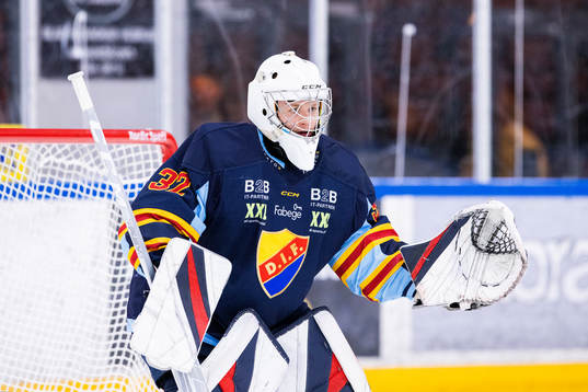 Djurgårdens målvakt Teodor Munther på uppvärmningen